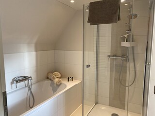Bad mit Dusche und Wanne