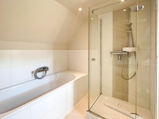 Dusche und Badewanne