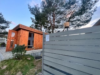 Saunahaus und Außendusche