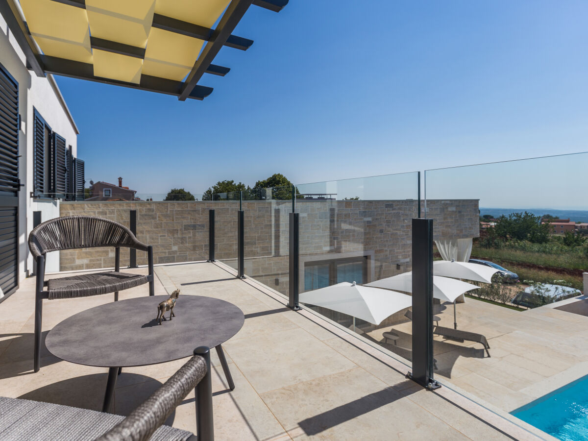 Terasse mit Panoramablick und Blick auf Pool