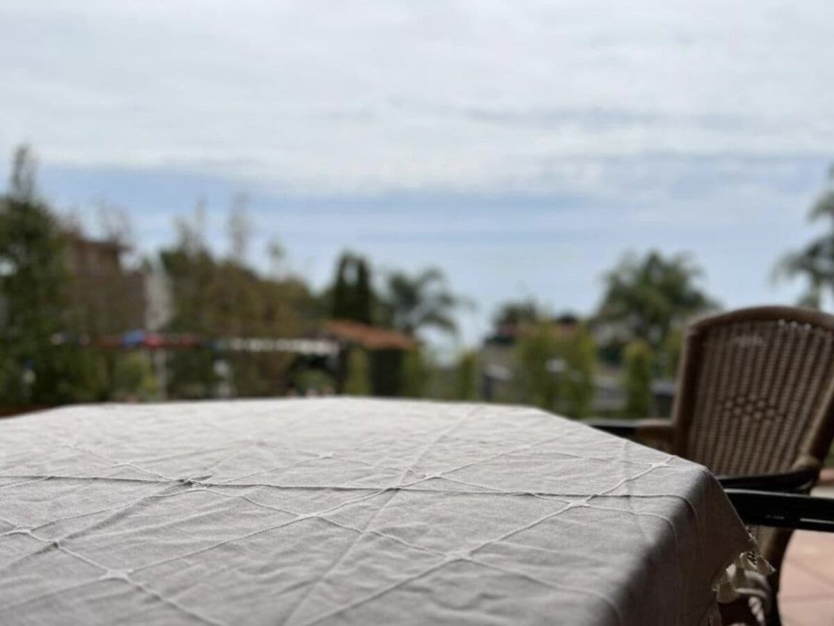 Terrasse im Garten mit Kinderspielen und Meerblick