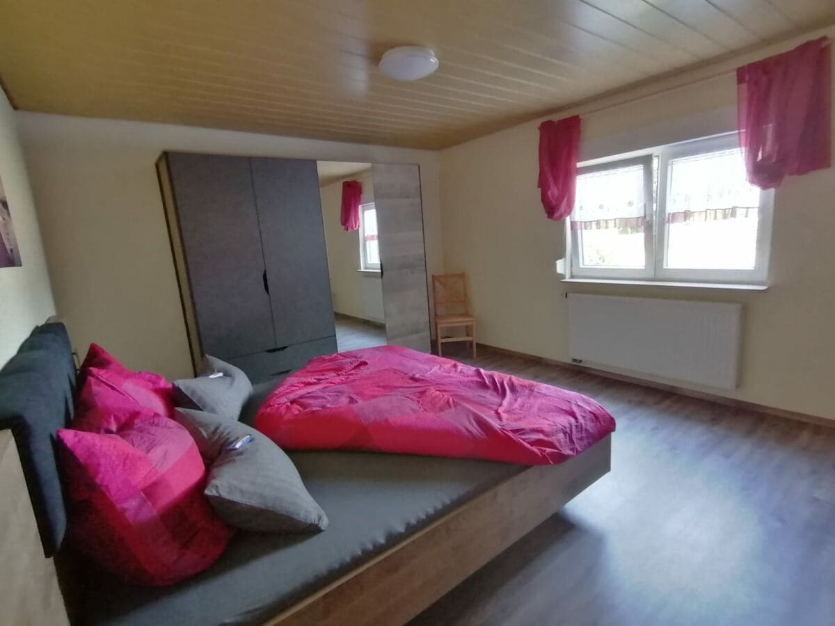 Schlafzimmer mit Doppelbett