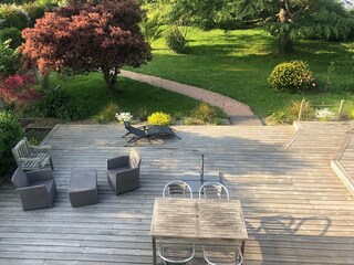 Schöne Terrasse mit Gartenmöbeln