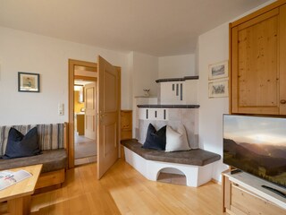 gemütliches Wohnzimmer mit Kachelofen