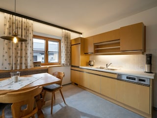 großzügige Küche mit Ecktisch