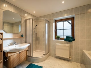 Badezimmer mit Badewanne und Dusche