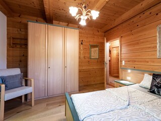 Schlafzimmer mit Schrank