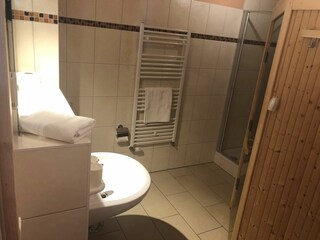 großes Badezimmer mit Sauna