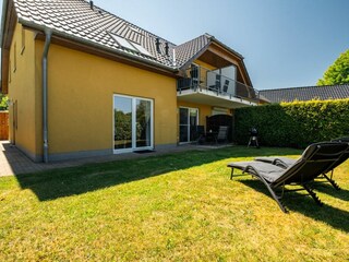 großer Garten mit Grill