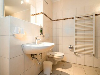 Großes Badezimmer mit Sauna