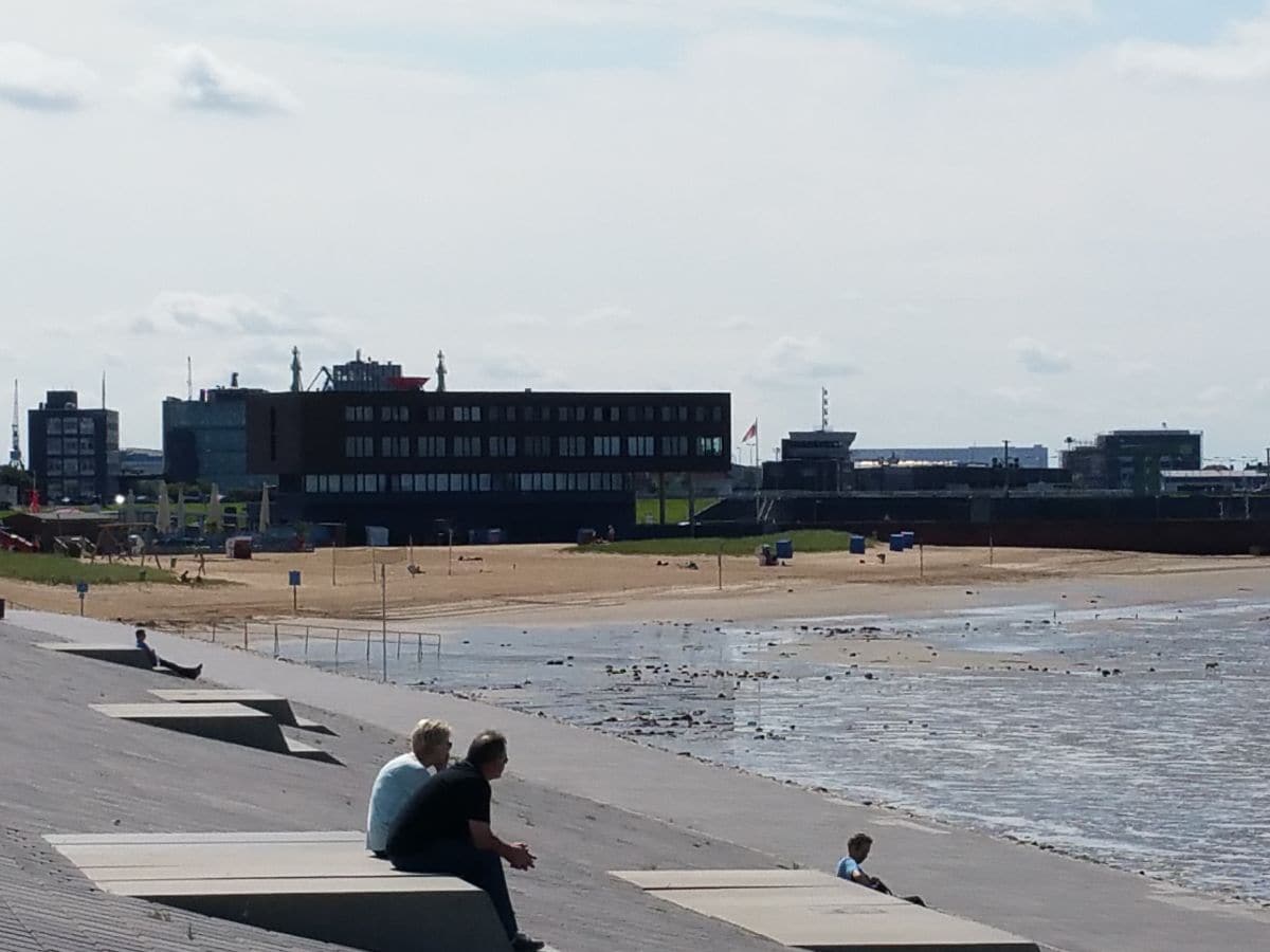 Weserdeich mit Weserstrandbad