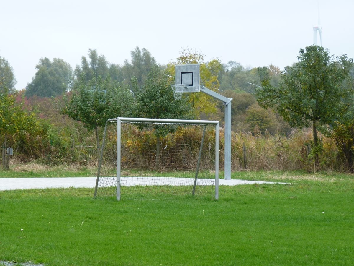 Basketballkorb 20 m hinter der Wohnung