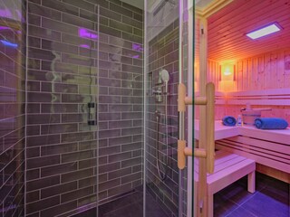 Wellnessbereich mit Sauna...