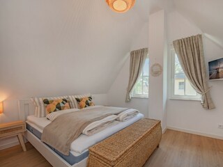 Im OG erwartet Sie Schlafzimmer 1 mit Queensizebett ..