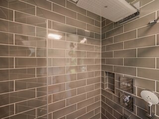 Eine große Regendusch im Wellnessbereich