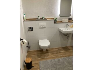 WC mit Waschbecken