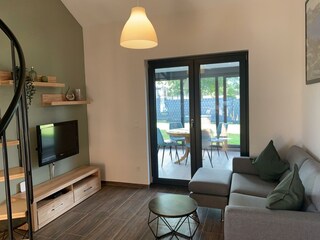 Wohnbereich mit Durchgang zum Wintergarten