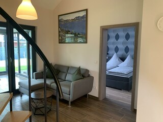 Sofa und Tür zum Schlafzimmer