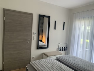 Spiegel und Taschenständer