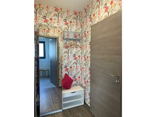 Spiegelschrank und Garderobe