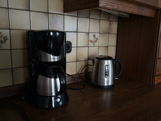 Wasserkocher und Kaffeemaschine