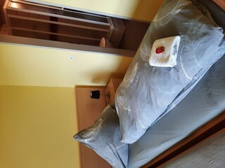 Bett und Eingang Standard-Bad