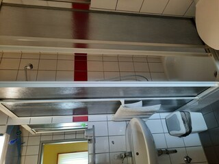 Standard-Dusche + Waschbecken