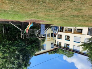 Ansicht Haus mit Rolli-Schaukel und Klettergerüst