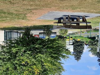 Ansicht Sitzgruppe Spielplatz + Parkplatz