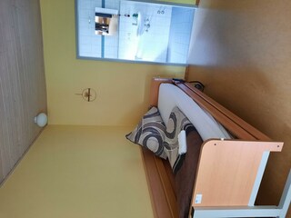 Pflegebett Zimmer 3 und Eingang Rolli-Bad