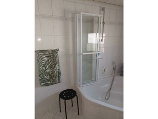 Badewanne mit Dusche