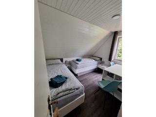 Zweites Schlafzimmer mit Einzelbetten