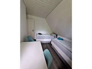 Zweites Schlafzimmer mit Einzelbetten