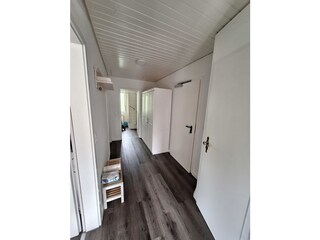 Flur mit Schuregal / rechts Abstellraum