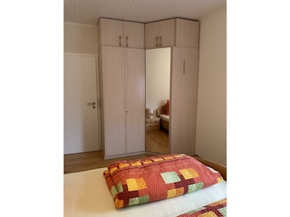 Großer Kleiderschrank im Schlafzimmer