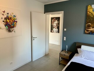 SCHLAFZIMMER 1 MIT BLICK AUF FLUR