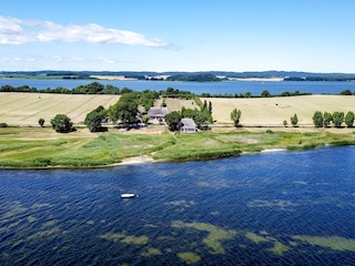 Blick vom Wasser auf den Hof
