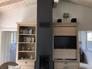 Kamin, TV und Bücher