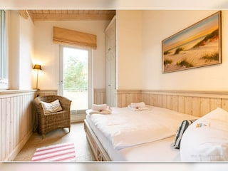 Schlafzimmer 1,40 x 1,80 Bett