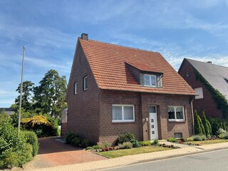Seitenansicht mit Parkmöglichkeit