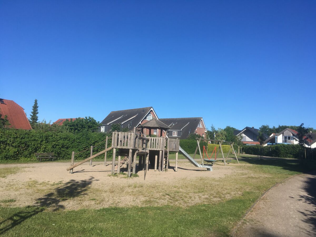 Spielplatz mit der Ferienwohnung im Hintergrund