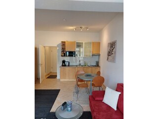 Blick von der Terrasse in den Wohn-Essbereich