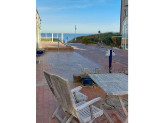 Blick von der Terrasse auf die Promenade