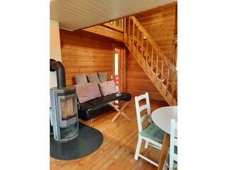 Wohnraum mit Aufgang zur Galerie