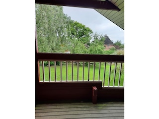 Blick von der Loggia in den großzügigen Garten