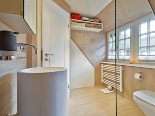 Badezimmer mit Dusche und WC