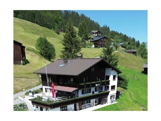 alpinchalet-zigjam-gaschurn-ausenansicht-sommer