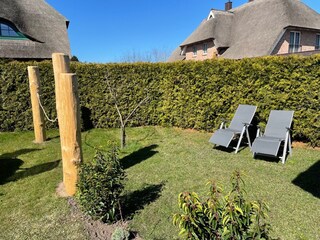 Garten mit Liegestühlen