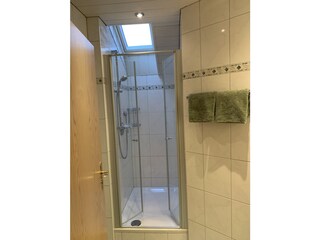 Badezimmer mit Dusche