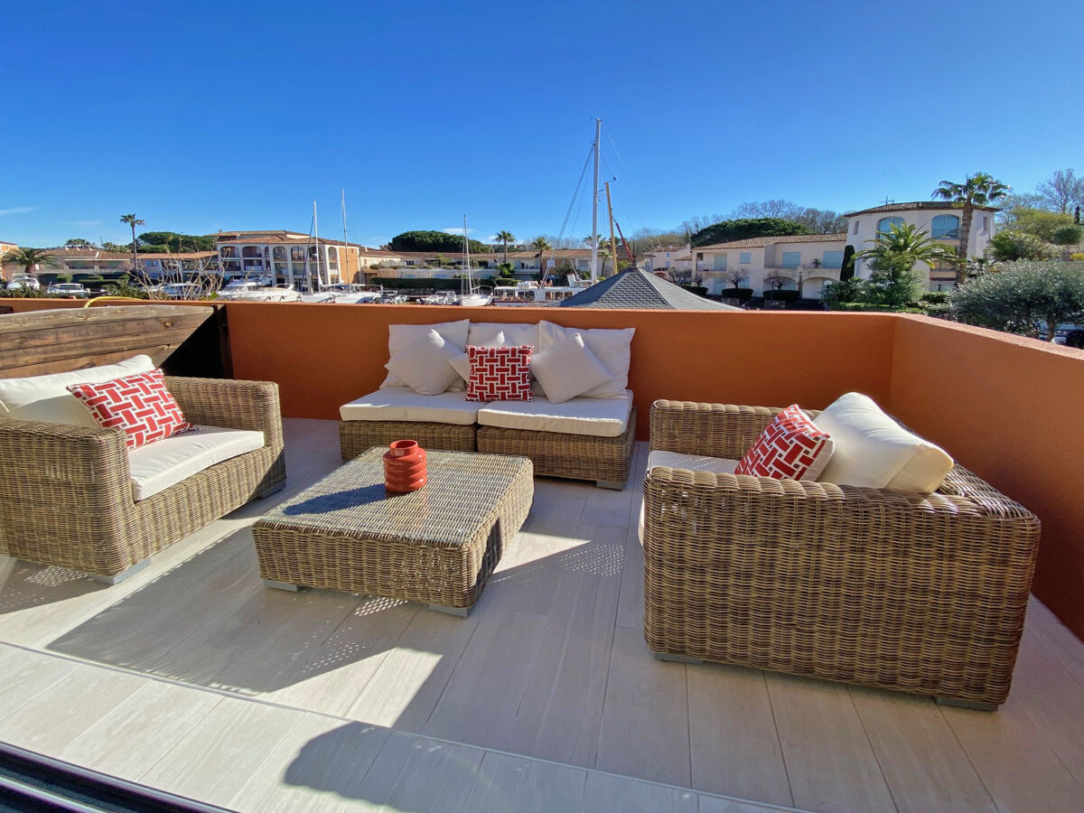 Terrasse mit Lounge Sitzgruppe und Hafenblick